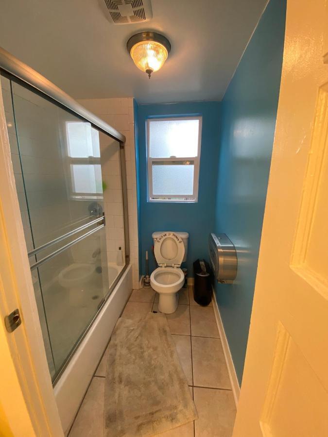 Séjour chez l'habitant Small Private La Bedroom W Wifi - Private Fridge - Ac Near Usc - Exposition Park - Usc Memorial Coliseum - Banc Of California Bmo Stadium - Downtown Angeles Dtla - Of Southern California Usc!!!